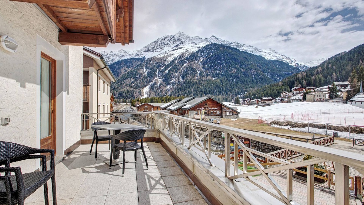 Santa Caterina Valfurva Apartment | Apartment 'Genziana' with Mountain View, Private Terrace and Wi-Fi
