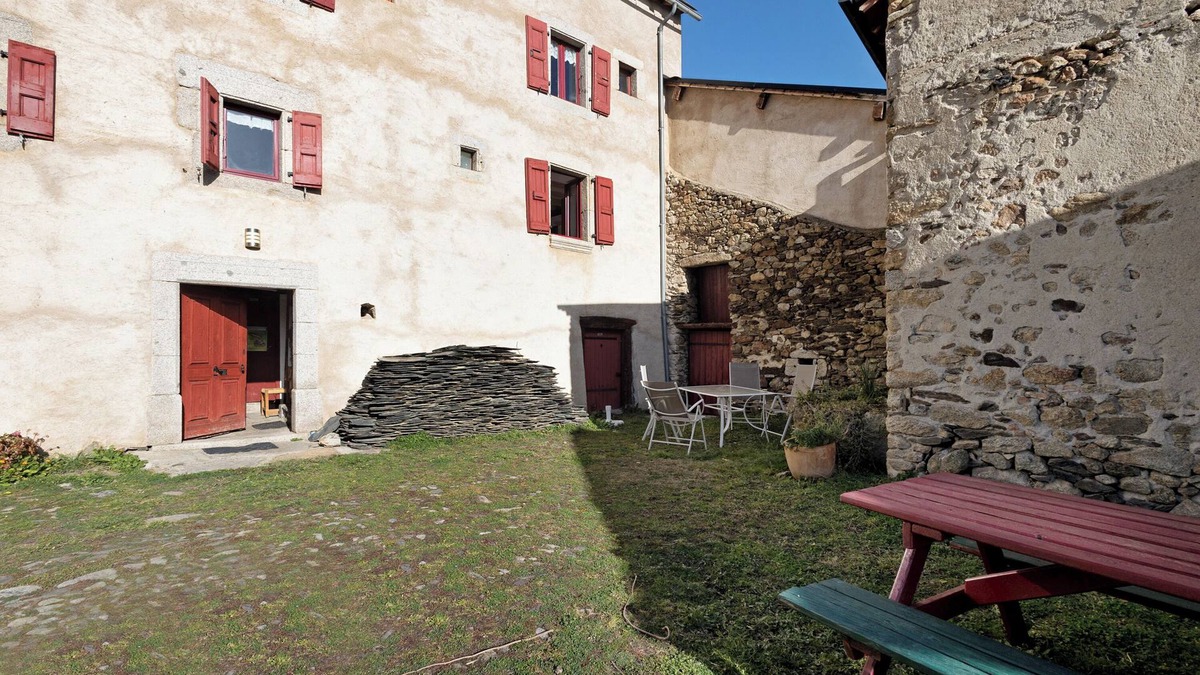 Dorres Apartment | Apartment 'Gîte Camporells' with Mountain View, Shared Garden and Wi-Fi
