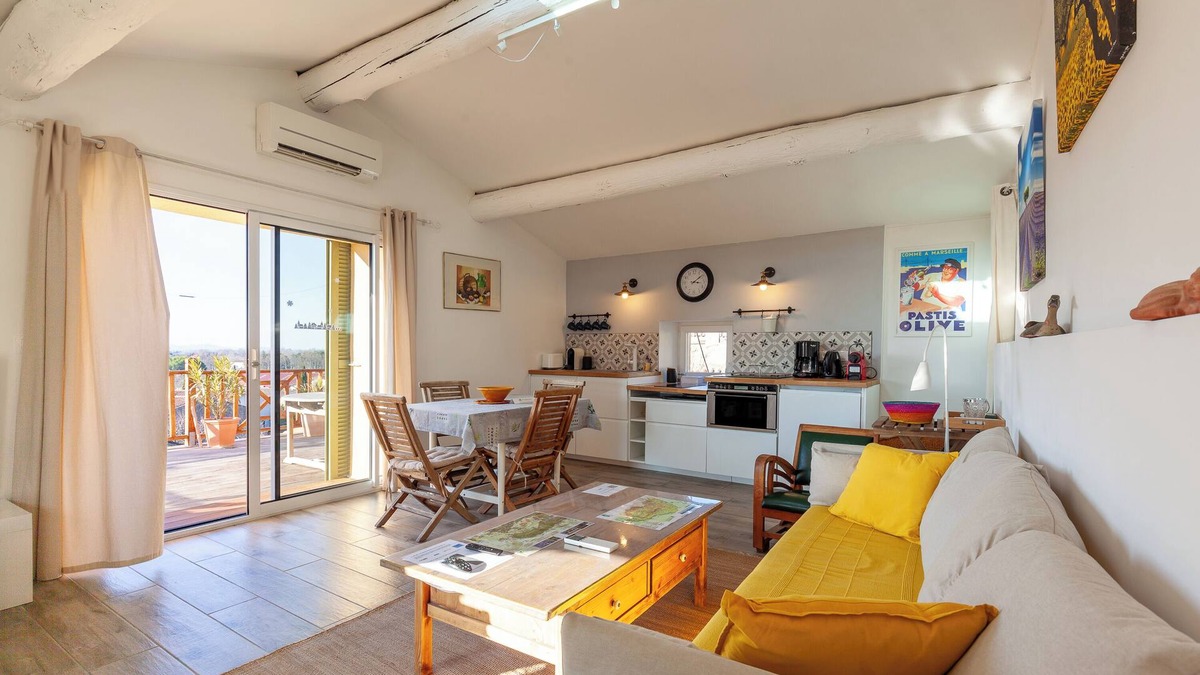 Mallemort Apartment | Apartment 'Gîte Durance' with Mountain View, Wi-Fi and Air Conditioning
