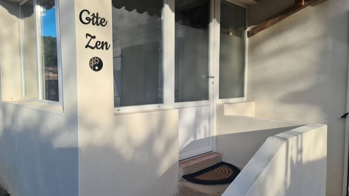 Carnoules Apartment | Apartment 'Gîte Zen' with Mountain View, Shared Pool and Wi-Fi