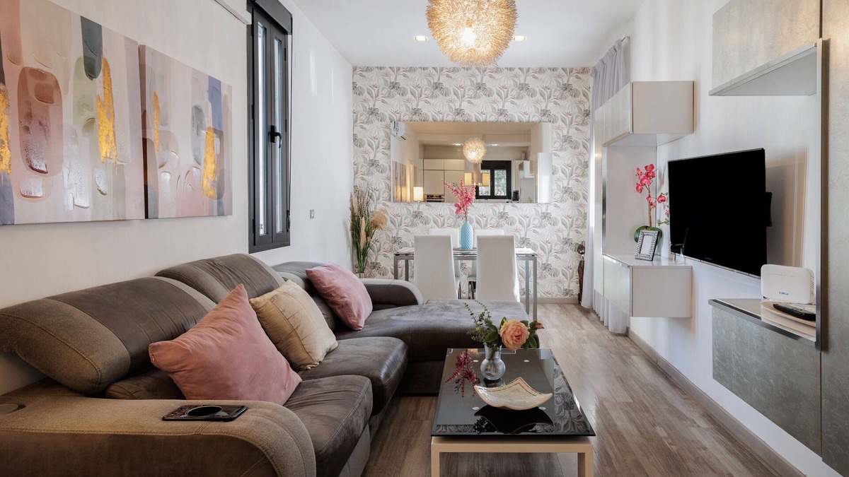 Ciudad Jardin Apartment | Apartment 'Gran Plaza Luminoso' with Balcony, Wi-Fi and Air Conditioning