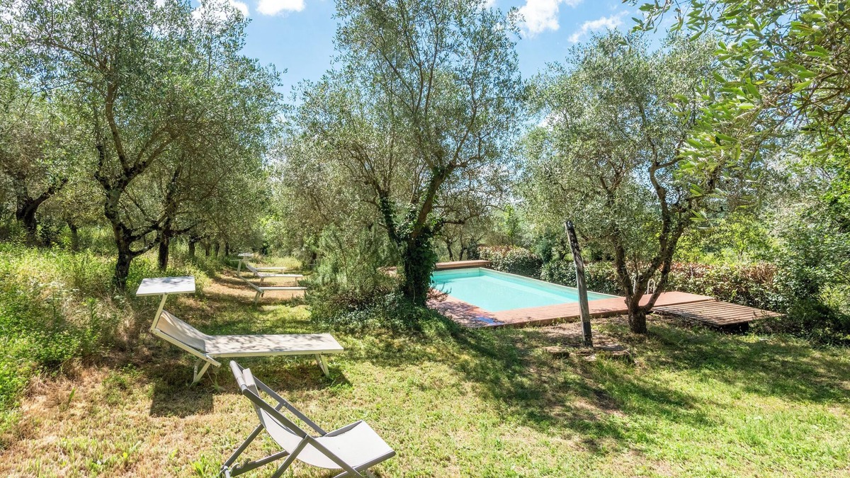 Siena Apartment | Apartment 'Green Siena' with Shared Pool, Private Terrace and Wi-Fi
