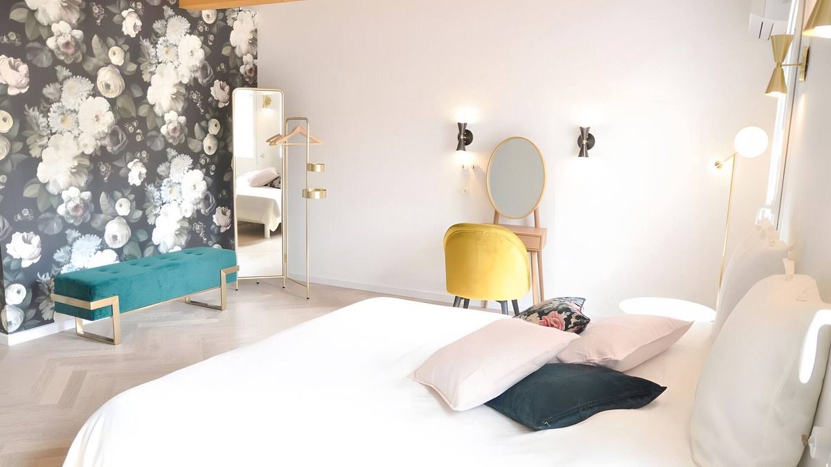 La Londe-les-Maures Apartment | Apartment 'Honeymoon Suite in an Estate' with Private Terrace, Wi-Fi and Air Conditioning