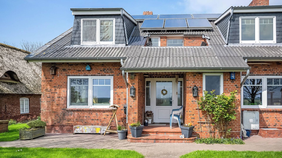 Langeneß Apartment | Apartment 'Hallighof' with Sea View, Shared Garden and Wi-Fi