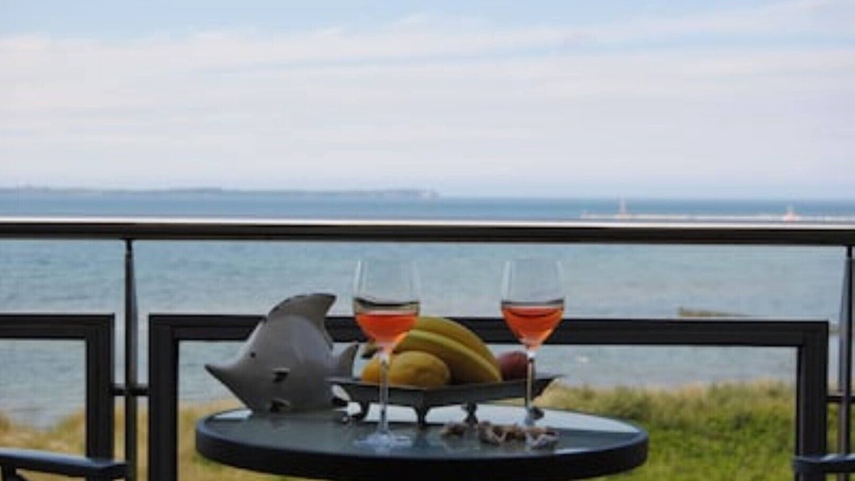 Glowe Apartment | Apartment harbor view