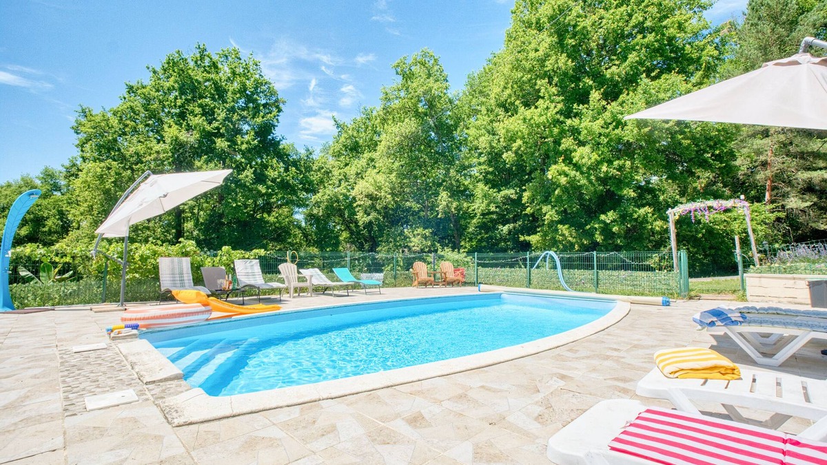 Bergerac Apartment | Apartment 'Hare' with Shared Pool, Wi-Fi and Air Conditioning