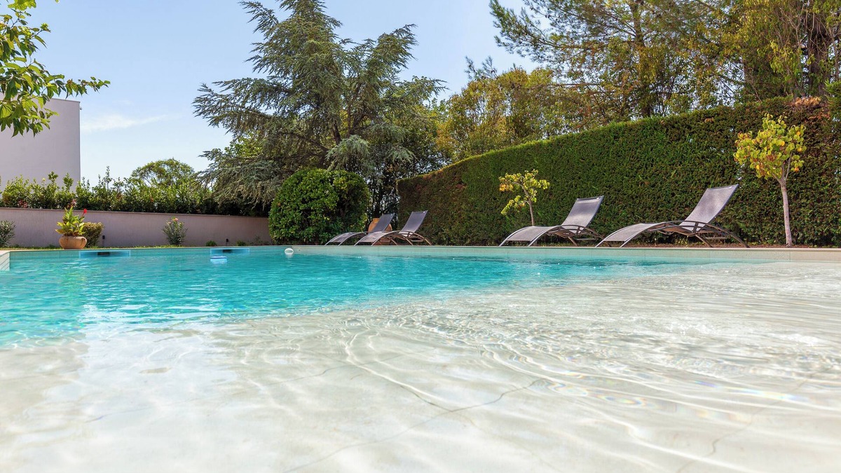 Les Camoins Apartment | Apartment 'Havre De Paix' with Shared Pool, Private Terrace and Wi-Fi