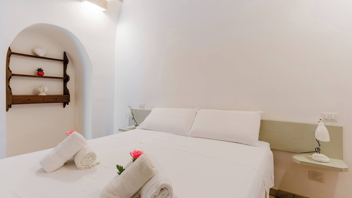 Tuglie Apartment | Apartment 'Helga' with Shared Terrace, Wi-Fi and Air Conditioning