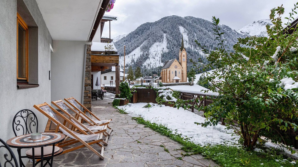 Kartitsch Apartment | Apartment 'Hotel Sonnblick - Wohnung Klaus' with Mountain View, Shared Terrace and Wi-Fi