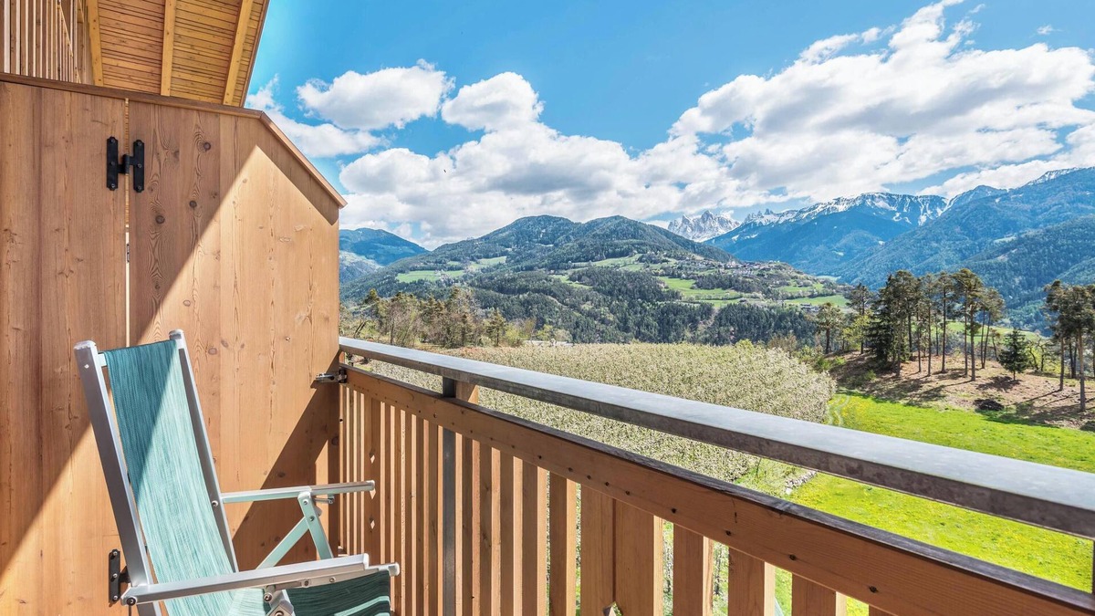 Feldthurns Apartment | Apartment "Huberhof Zimmer" with Mountain View, Garden & Wi-Fi