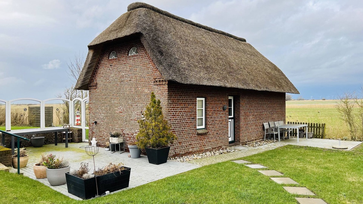 Ockholm Apartment | Apartment 'Hyggelig Am Deich - Ockholm' with Private Terrace, Shared Garden and Wi-Fi