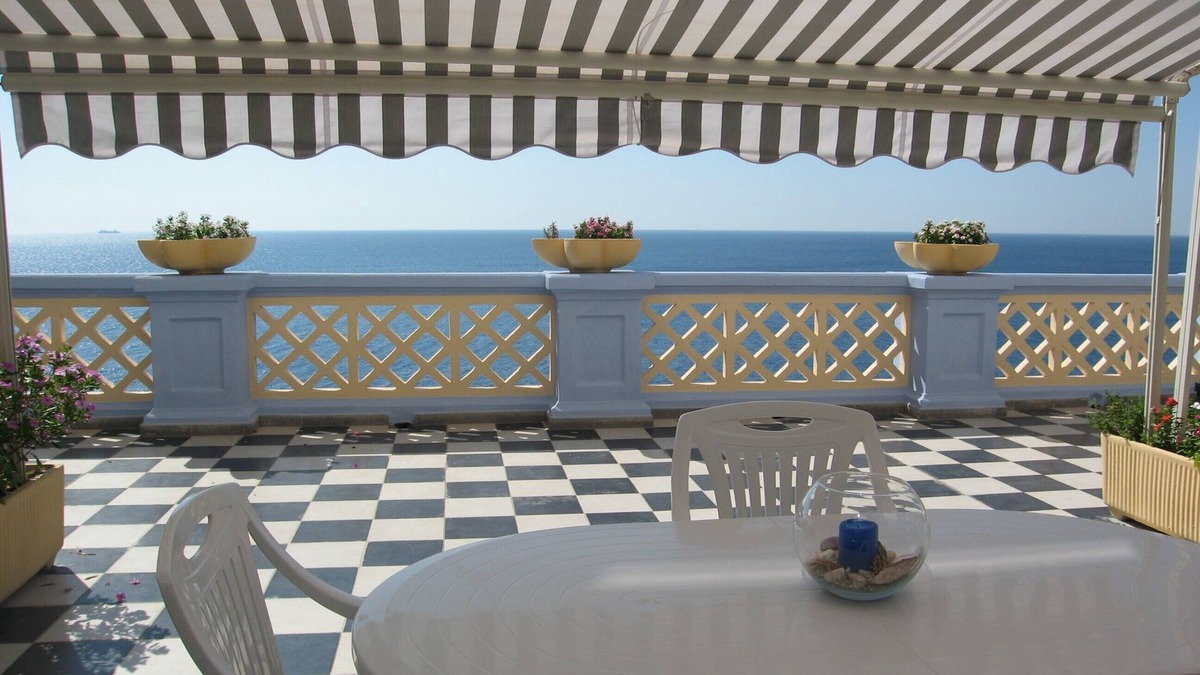Santa Cesarea Terme Apartment | Apartment in a early '20s stately building with private access to the sea