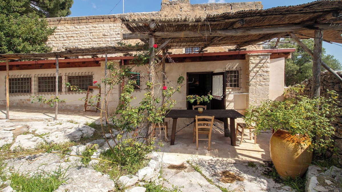 Bisceglie Apartment | Apartment 'Iazzo' with Shared Terrace, Private Garden and Wi-Fi