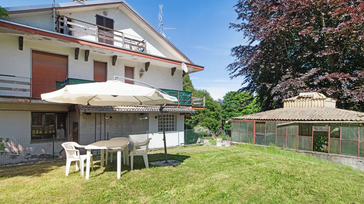 Lanzo d'Intelvi Apartment | Apartment 'Immerso Nel Verde' with Mountain View and Private Garden