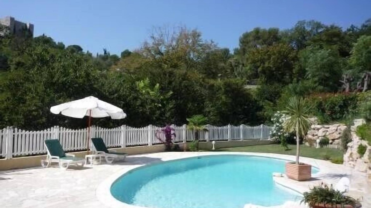 Saint-Jeannet Apartment | Apartment in a beautiful, new villa with pool