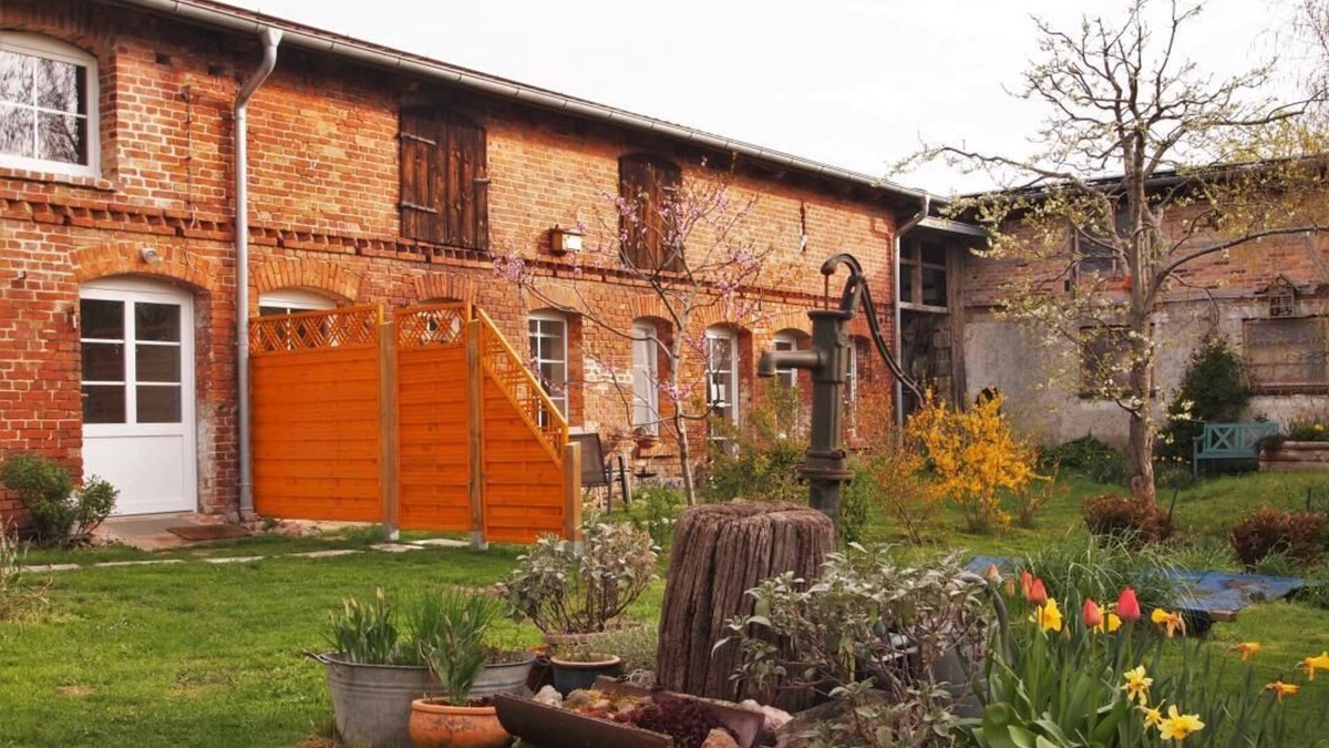 Mesekenhagen Apartment | Apartment in a farmhouse with idyllic courtyard and natural garden
