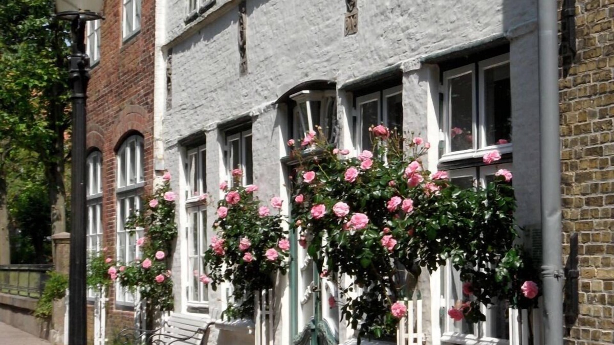 Friedrichstadt Apartment | Apartment in a historic house right on the water with boat and bicycles