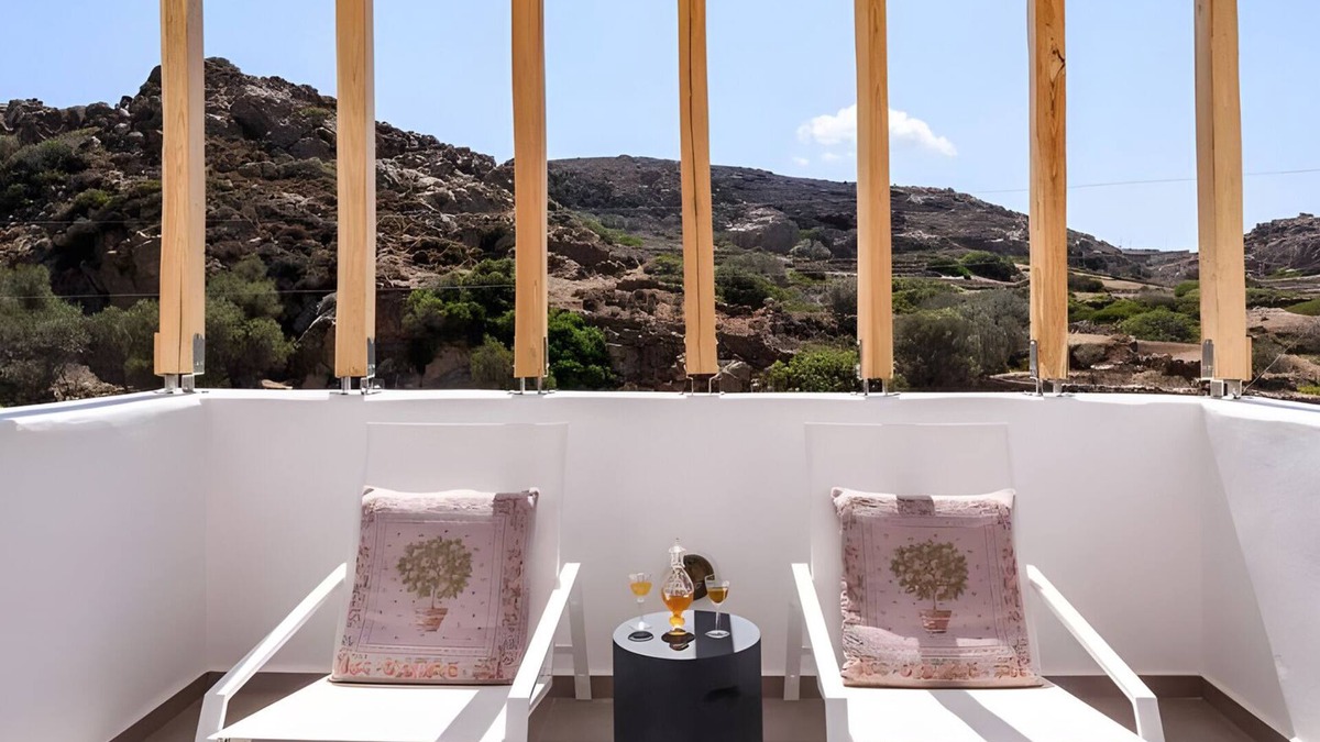 Psathi House | Apartment In A Hotel 'Echinousa Kimolos Maisonette no1' with Mountain View