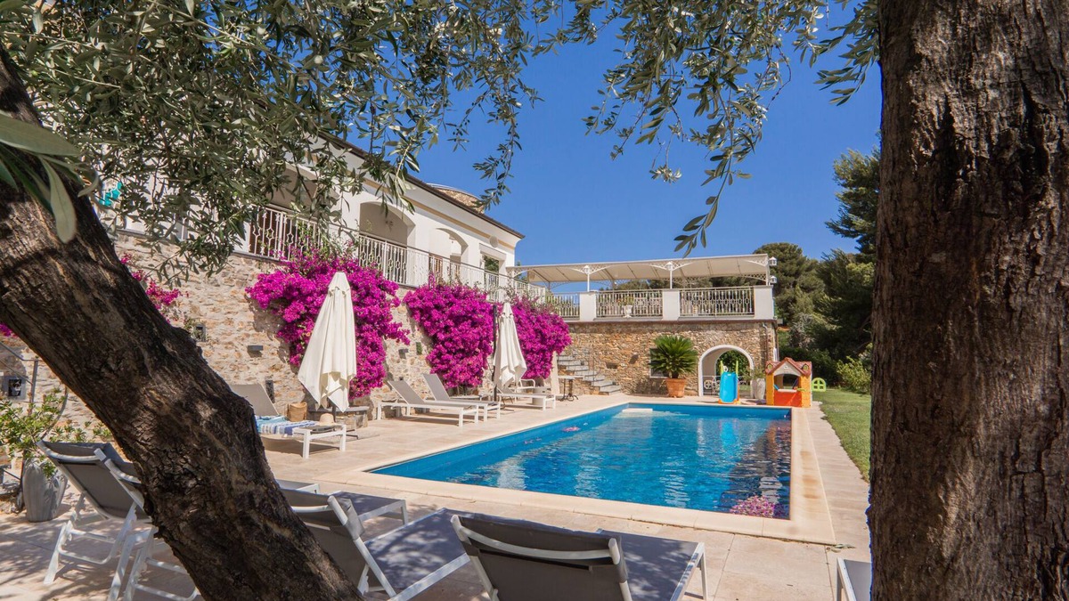 Laigueglia Villa | Apartment in a villa with a shared pool.