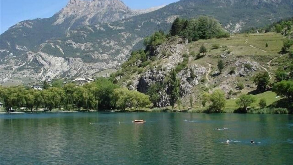 La Roche-de-Rame Apartment | Apartment in Chalet, 150 m from a natural lake, large garden, very quiet.