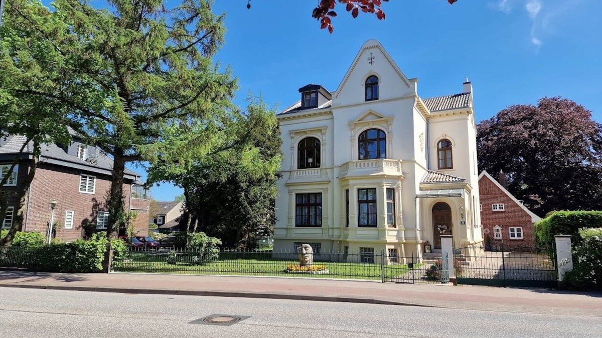 Elmshorn Villa | Apartment in charming turn-of-the-century old town villa