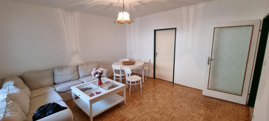 Fischamend Apartment | Apartment in Fischamend 2 Bedrooms - 3 Beds, Airport nearby