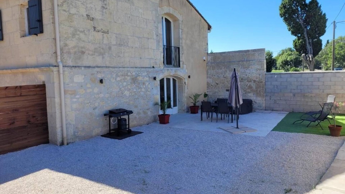 Raphele-les-Arles Apartment | Apartment in part of Mas