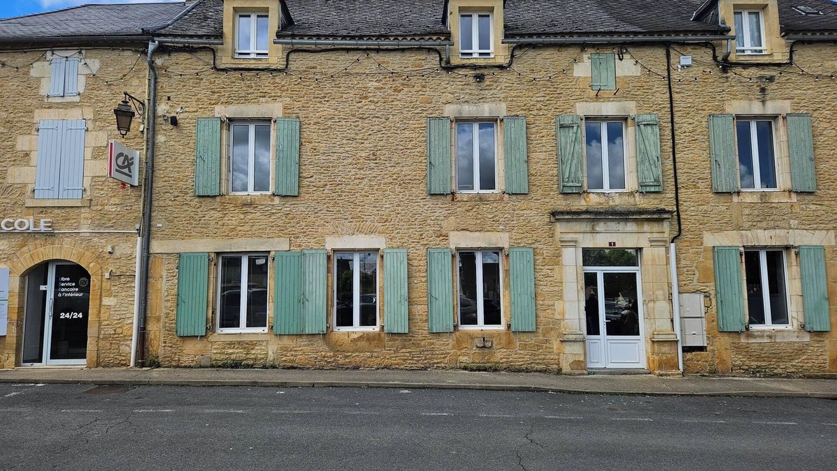 Salignac-Eyvignes Apartment | Apartment in the heart of the village of Salignac
