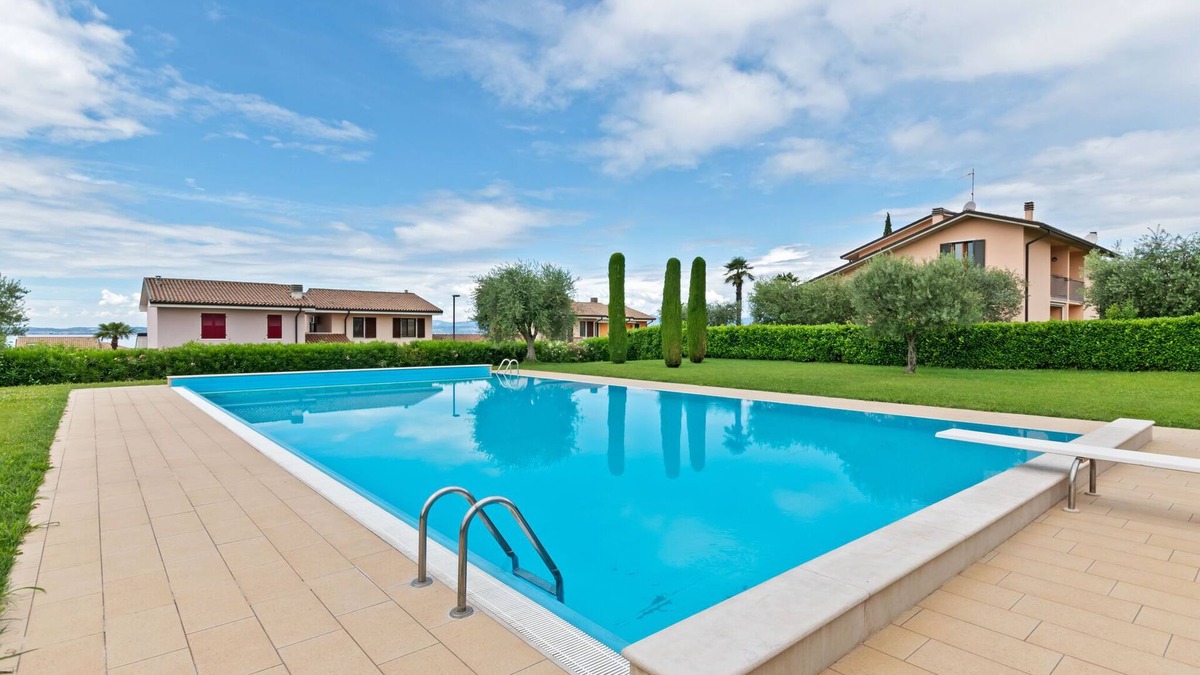 Montioni House | Apartment in Lazise with Lake View & Pool