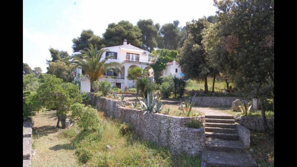 Maslinica Apartment | Apartment in Maslinica 70m from the sea