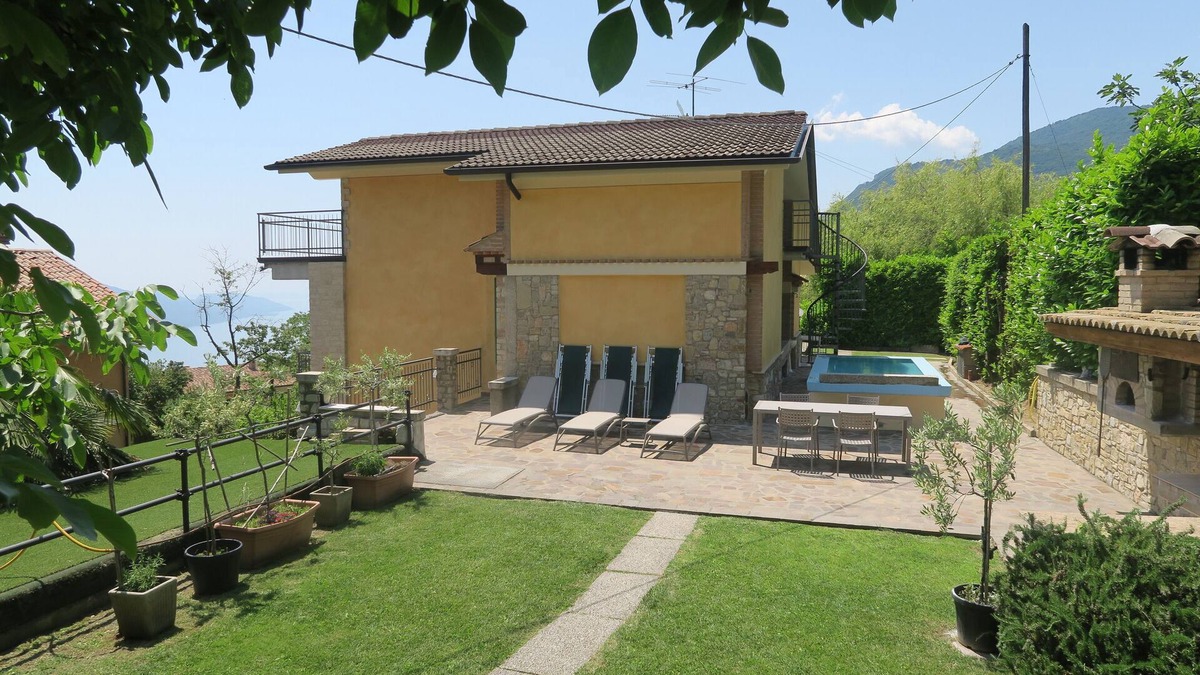 Gardola Apartment | Apartment in private villa with garden, swimming pool and parking. Pets allowed.