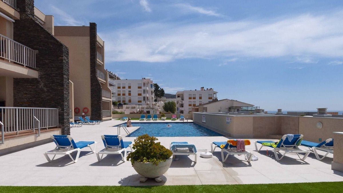 Roses Town Center Apartment | Apartment in Roses with Stunning Sea Views