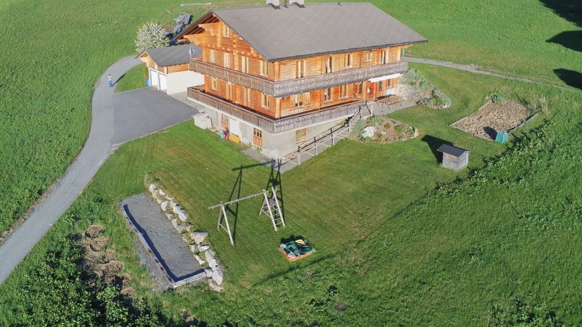 Ormont-Dessous House | Apartment in semi-detached chalet