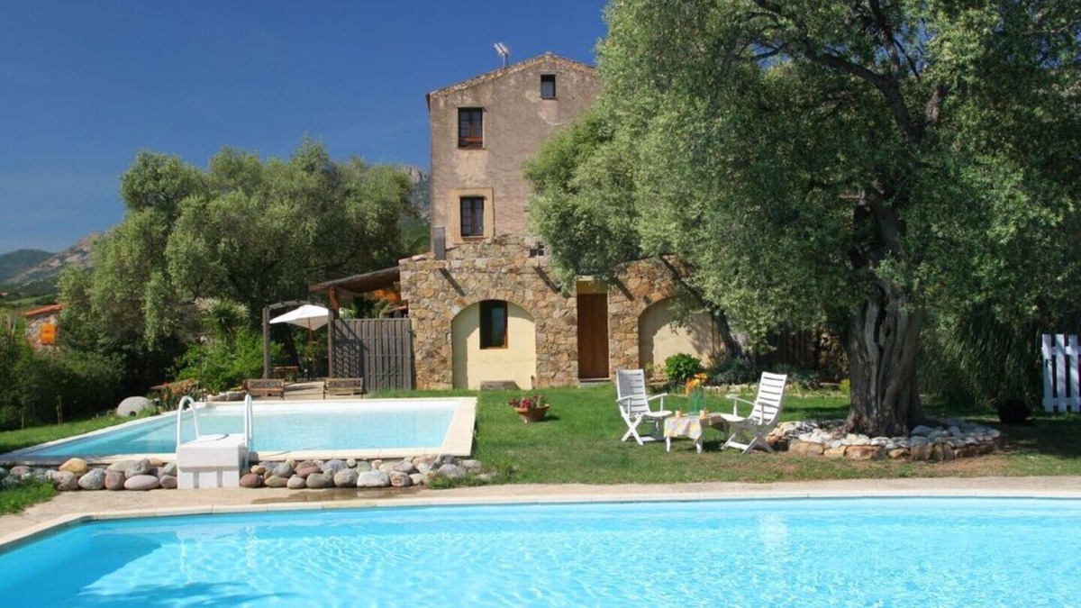 Calvi Apartment | apartment in the 2nd in a house of character, quiet pool nature, 5min from Calvi