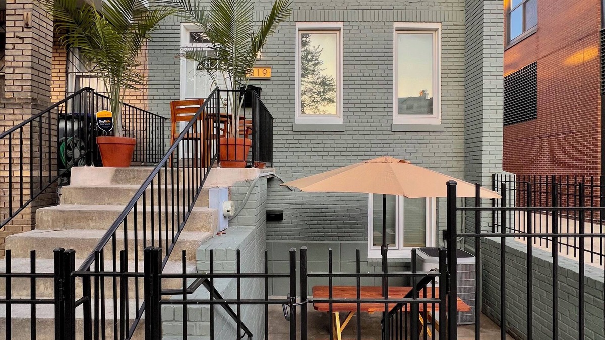 Near Northeast Apartment | Apartment in the heart of DC for families and friends—with private parking!