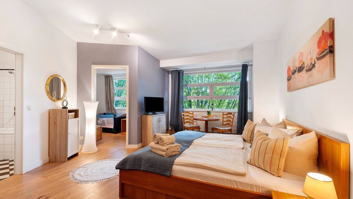 Gross Glienicke Apartment | Apartment in the Hotel 'Albrechtshof Premium Room 1' with Shared Terrace and Wi-Fi