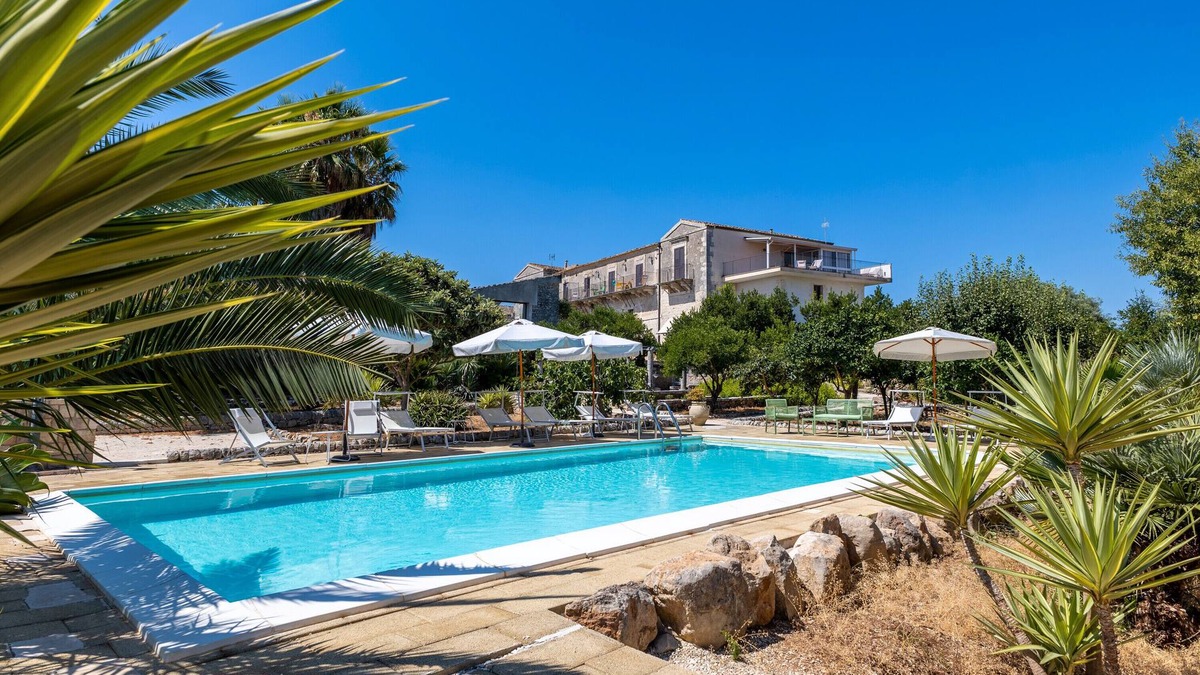 Modica Apartment | Apartment 'In Villa Con Vista' with Shared Pool, Wi-Fi and Air Conditioning