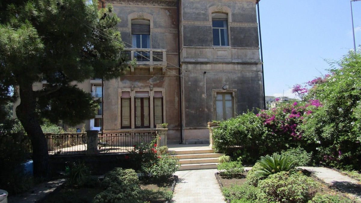 Ognina Apartment | Apartment in Villa Liberty with garden overlooking Etna and near the sea