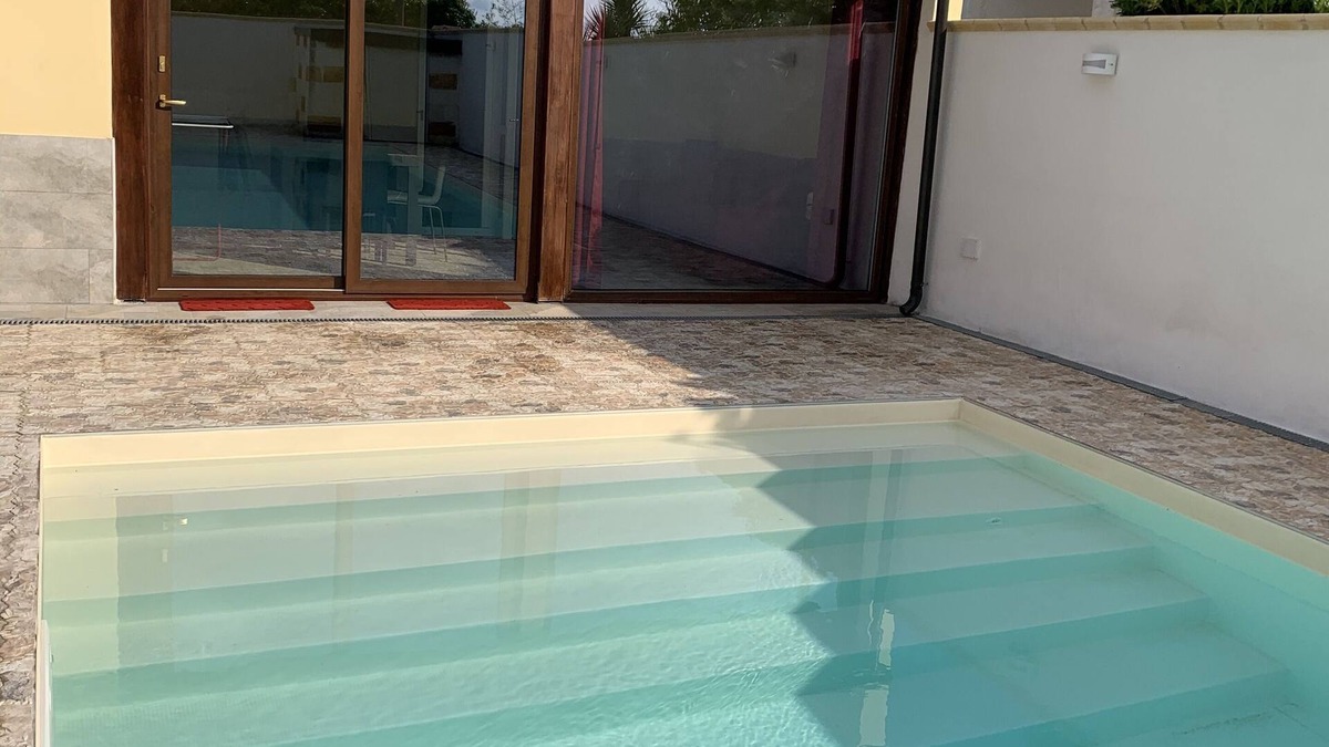 Lendinuso Apartment | Apartment in villa with swimming pool 700m from the sea