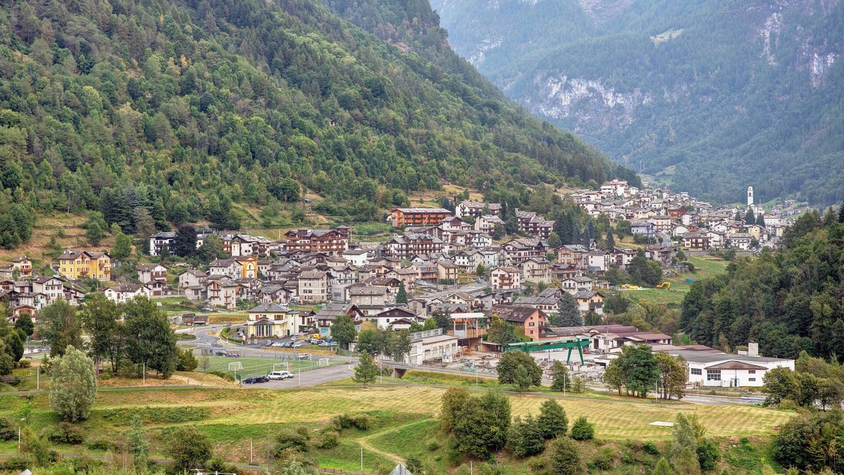 Chiesa in Valmalenco Apartment | Apartment 'Piccolo Nido' with Mountain View, Shared Garden and Balcony
