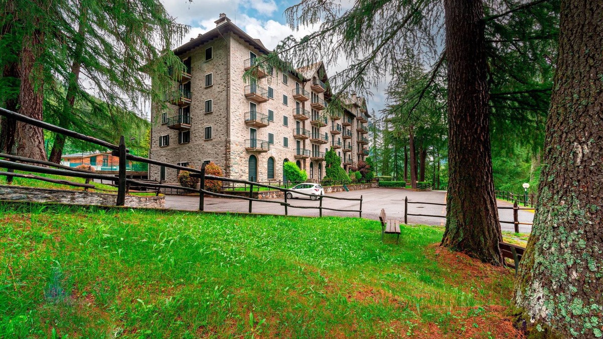 Chiesa in Valmalenco Apartment | Apartment 'Pineta' with Mountain View, Shared Garden and Wi-Fi