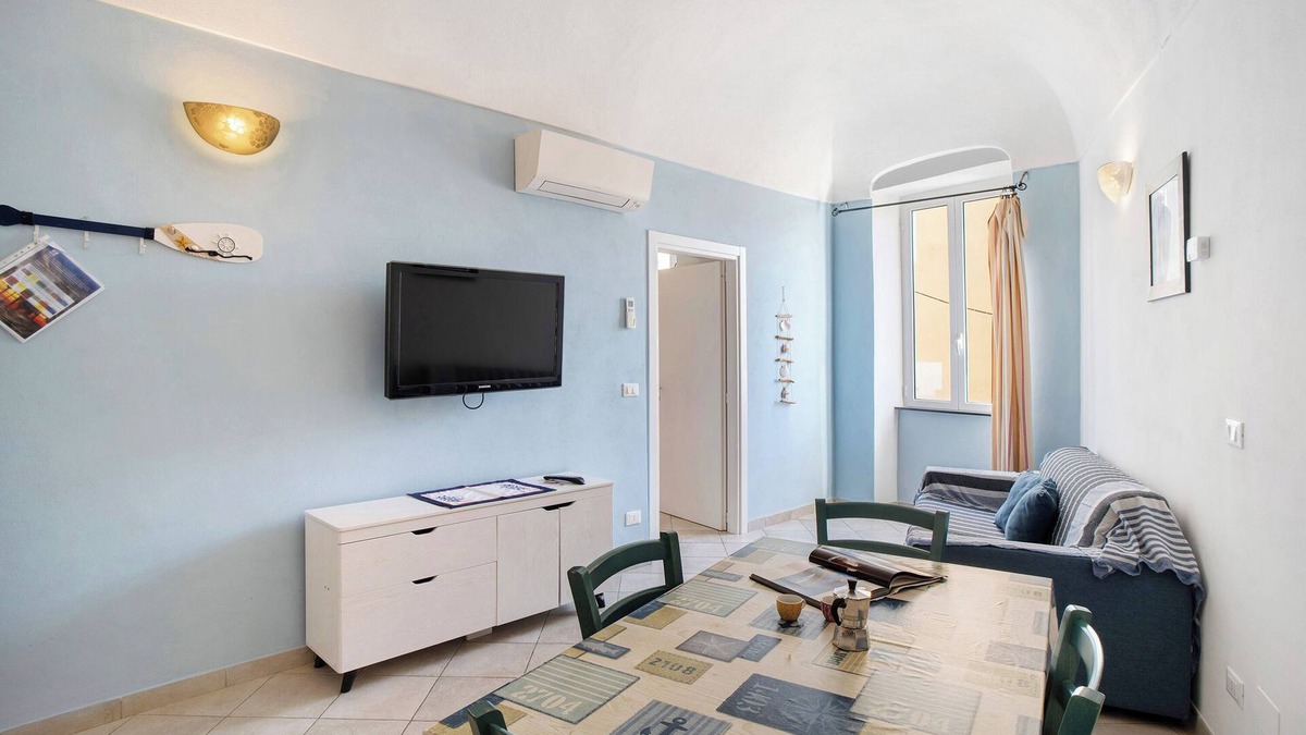Santo Stefano al Mare Apartment | Apartment 'Iris' with Shared Terrace and Air Conditioning