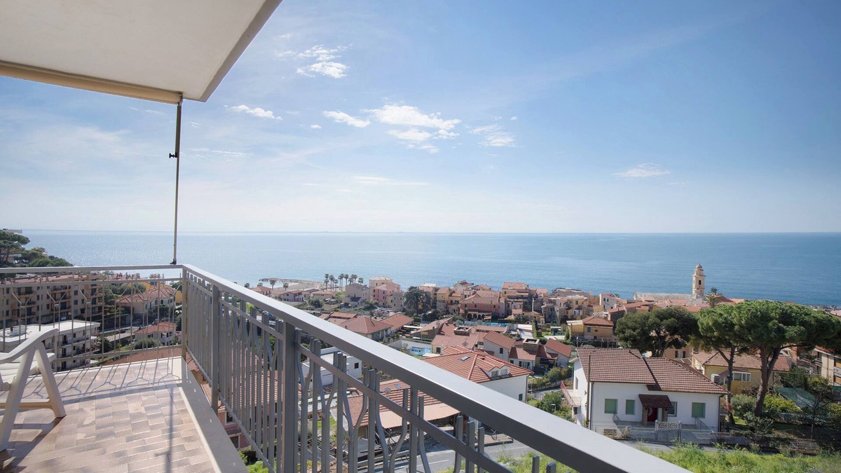 Santo Stefano al Mare Apartment | Apartment 'Silvia' with Sea View and Balcony