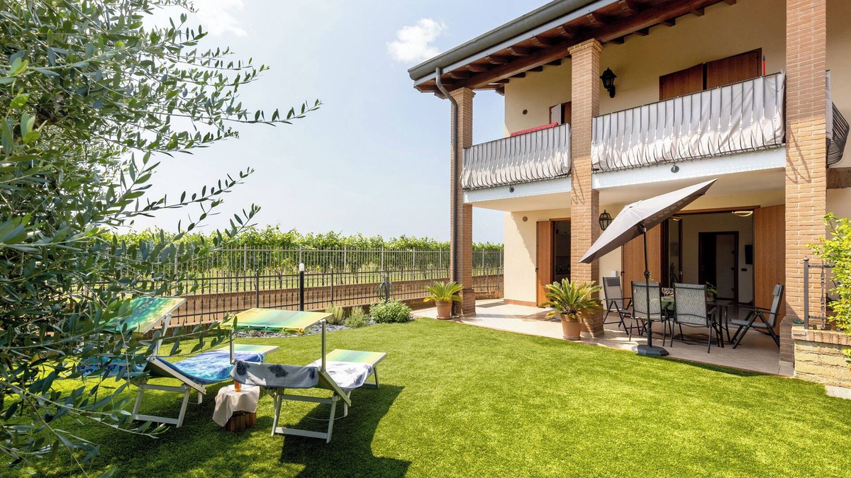 San Benedetto di Lugana Apartment | Apartment 'Katy Lake Lavanda ' with Private Terrace, Wi-Fi and Air Conditioning