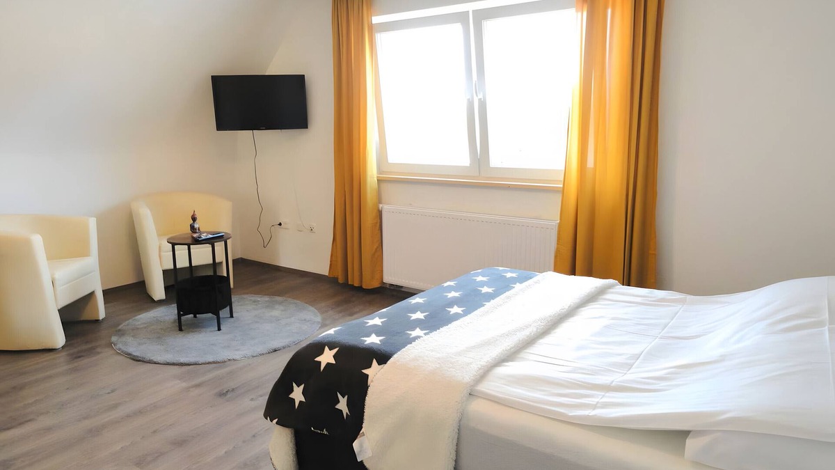 Huettenfeld Apartment | Apartment 'Karins Pension Zimmer 6' with Wi-Fi