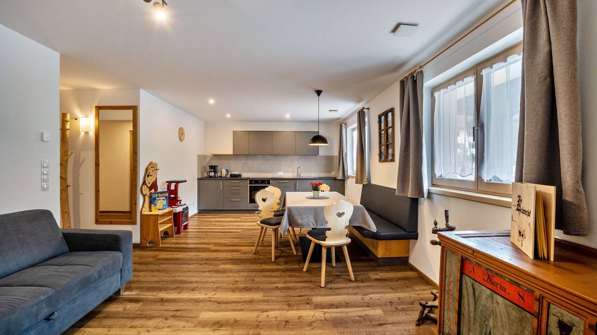 Villa Apartment | Apartment 'Krämerhof Apt Peitlerkofel' with Mountain View, Shared Garden and Wi-Fi