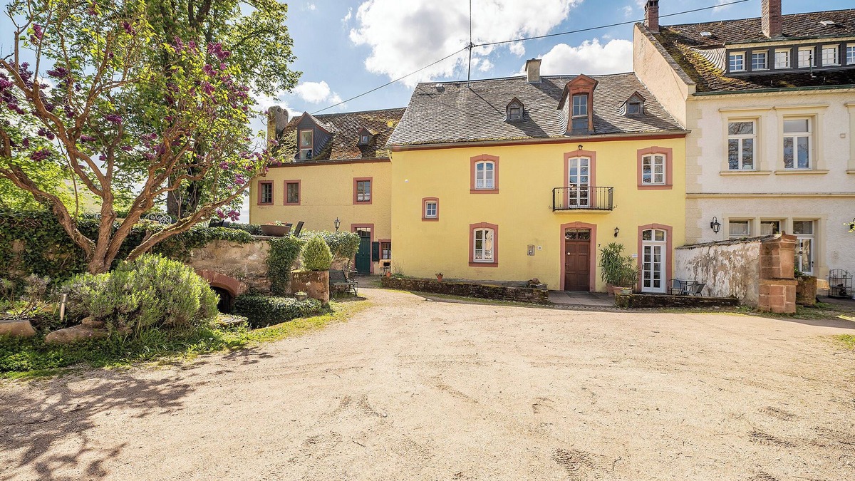 Maring-Noviand Apartment | Apartment 'Kristallzimmer - Studio' with Private Terrace, Shared Garden and Wi-Fi