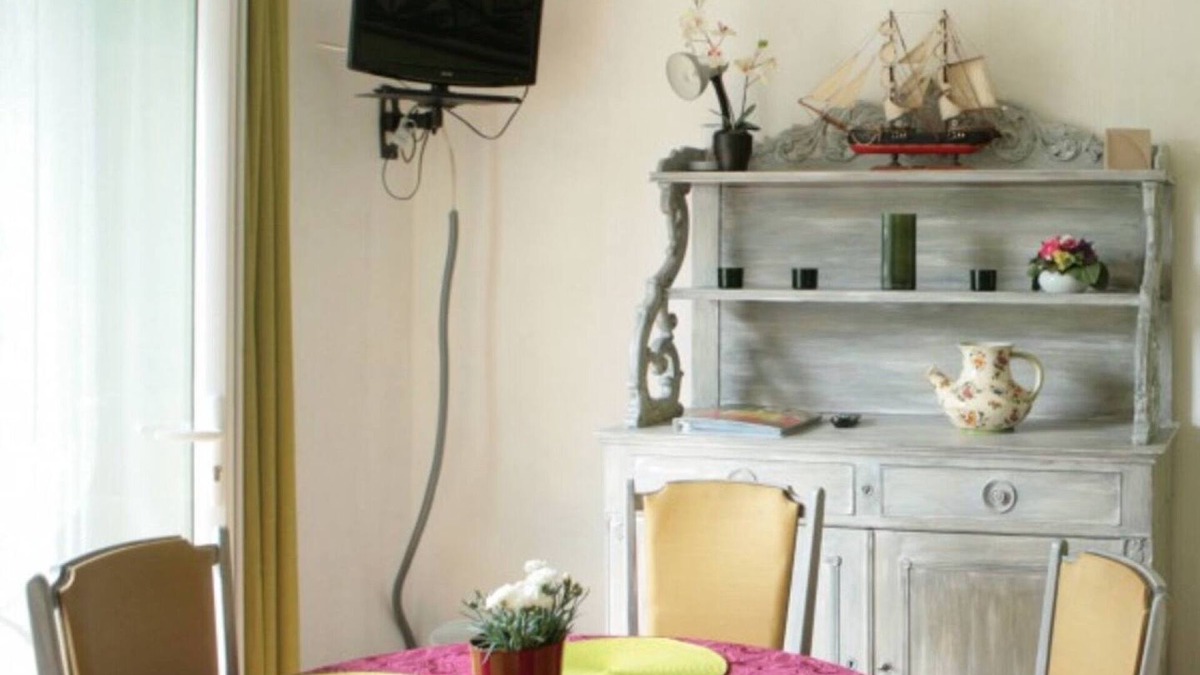 Sarzeau Apartment | Apartment 'L'avocette' with Shared Pool, Shared Terrace and Wi-Fi