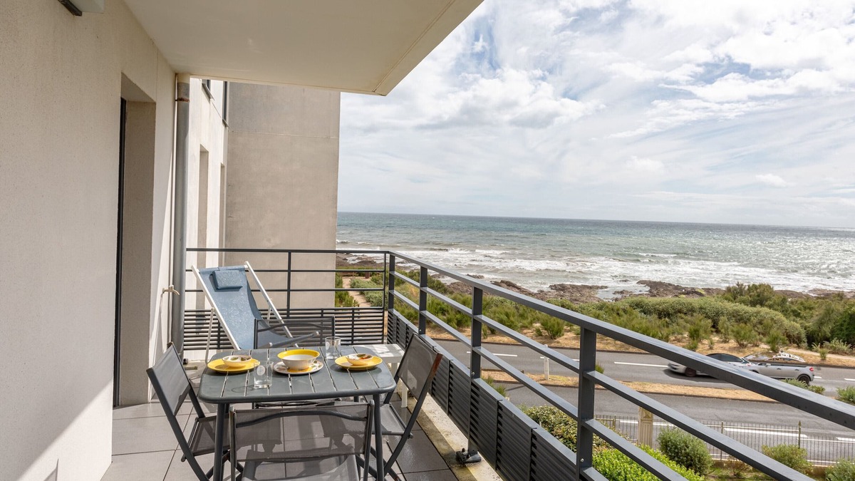 Les Sables d'Olonne Apartment | Apartment 'Les Voiles Du Large' with Sea View, Balcony and Wi-Fi