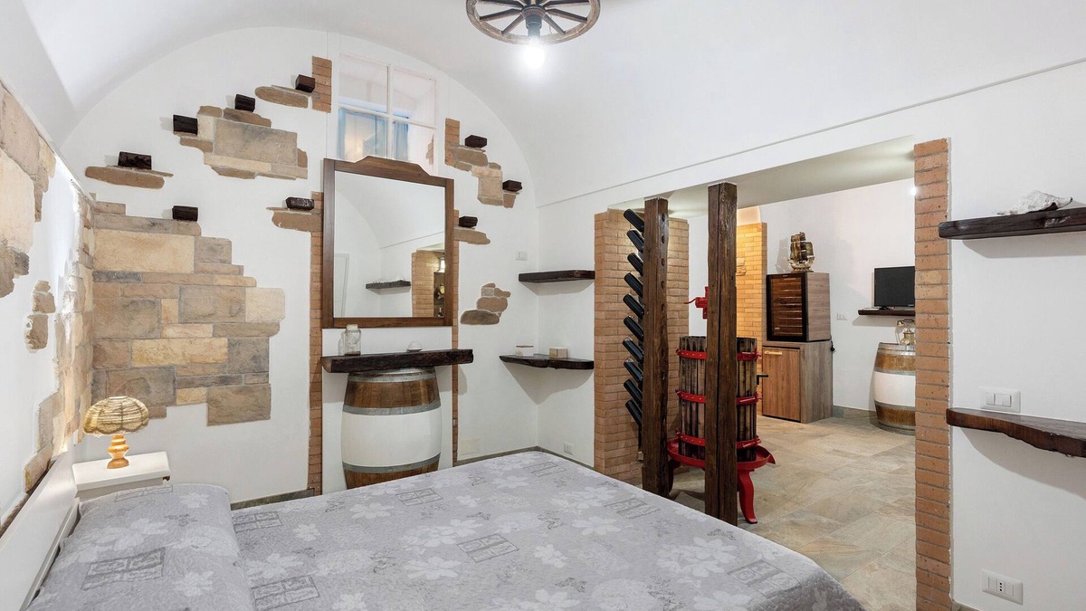Piazza-Tralia-Pendolo Apartment | Apartment 'La Cantina Di Alba E Tramonto' with Wi-Fi and Air Conditioning